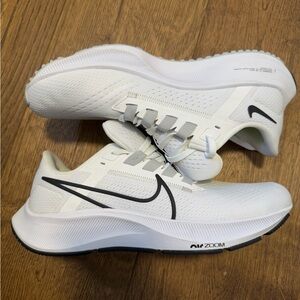 Nike Air Zoom Pegasus men’s size 7.5. Never worn!